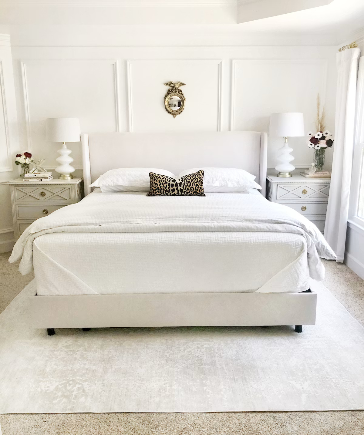 Kamar tidur minimalis dengan sprei linen premium berwarna krem yang rapi dan nyaman