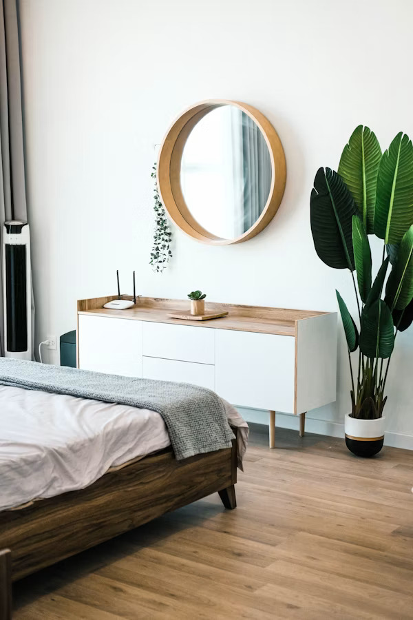 Ruangan bergaya timeless dengan dekorasi klasik yang nyaman dan hangat